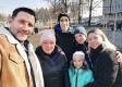 Vyjdite von, pokrikovali s palicami na ukrajinské ženy s deťmi