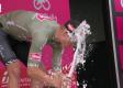 Lider Giro trafiony korkiem od szampana