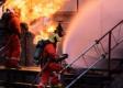 Požiar výrobnej haly v Dubnici nad Váhom: Hasiči museli evakuovali 135 zamestnancov, štyria sa zranili