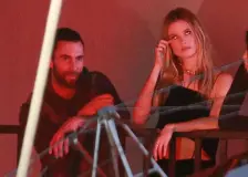 Ciężarna Behati Prinsloo dzielnie oklaskuje Adama Levine'a na koncercie