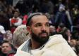 Drake v kabáte s macíkmi ovládol zápas NBA a potom... čmajzla mu ho moderátorská ikona