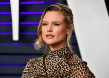 Behati Prinsloo w niepokojącej ciążowej sesji. Skąpo ubrana pozuje w masce