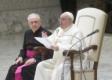 Pápež obvinil svojich kritikov zo zneužívania smrti Benedikta XVI.