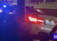 VIDEO: Vodič luxusného BMW dnes ráno dostal šmyk a napálil do pouličnej lampy pri zastávke Zochová v Bratislave